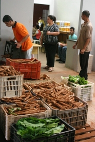 SEDS recebe alimentos doados durante caminhada