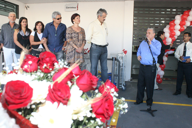 Prefeito participa de inauguração de nova loja de supermercado