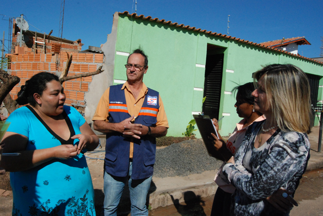 Paulo Mesquita visita casa atingida por temporal