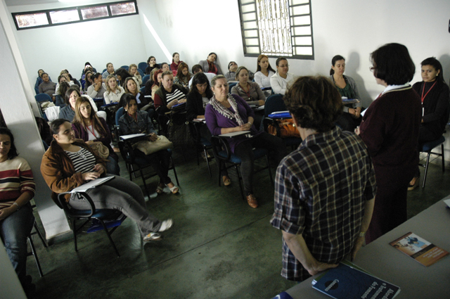 Saúde capacita profissionais para programa anti-tabagismo