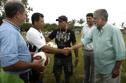 Prefeito inaugura campo de futebol em São Basílio