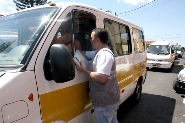 Educação no Trânsito vai à porta das escolas orientar motoristas. Foto: Enerson Cleiton