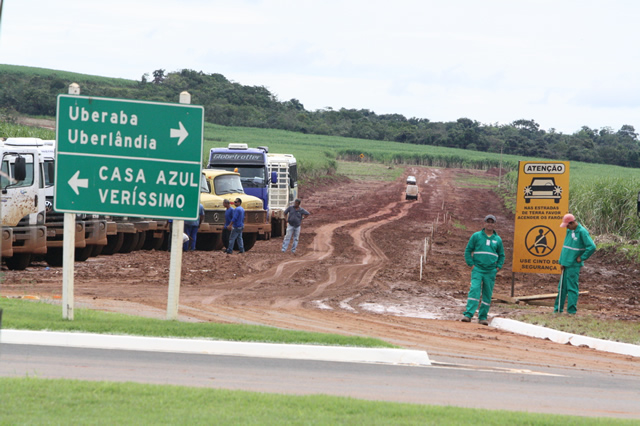 Estado dá ordem de serviço para pavimentação da BR-050 a Usina Vale do Tijuco. Foto:Enerson Cleiton.