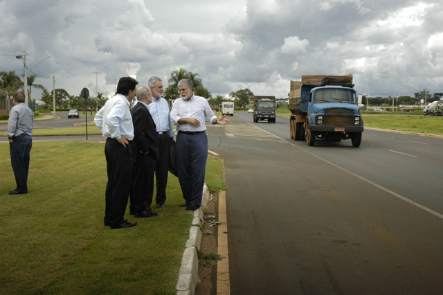 Secretário Carlos Melles e prefeito Anderson Adauto visitam Av. Filomena Cartafina, onde será construído trevo de acesso ao Recreio dos Bandeirante.Foto: Francis Prado.