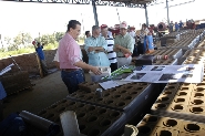 Prefeito conhece fábrica de tijolos ecológicos na penitenciária