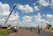 Passarela começa a ser instalada na BR-050. Foto: Francis Prado